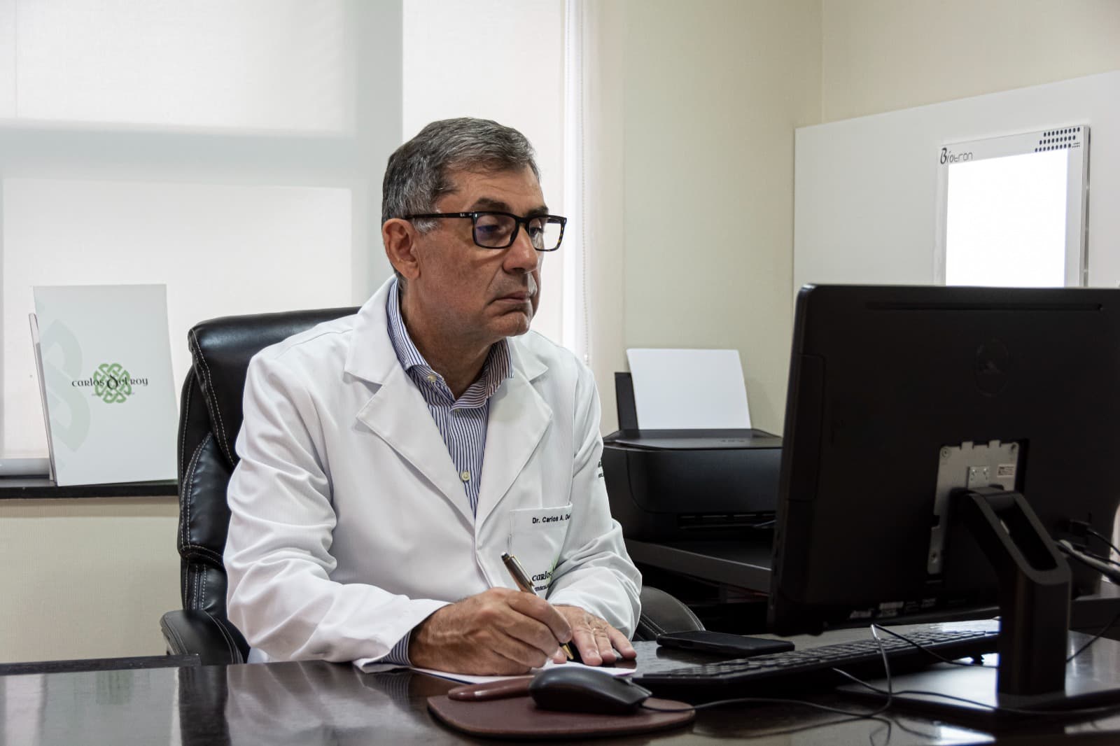 Dr. Carlos Del Roy em atendimento no consultório do Itaim Bibi, em São Paulo.